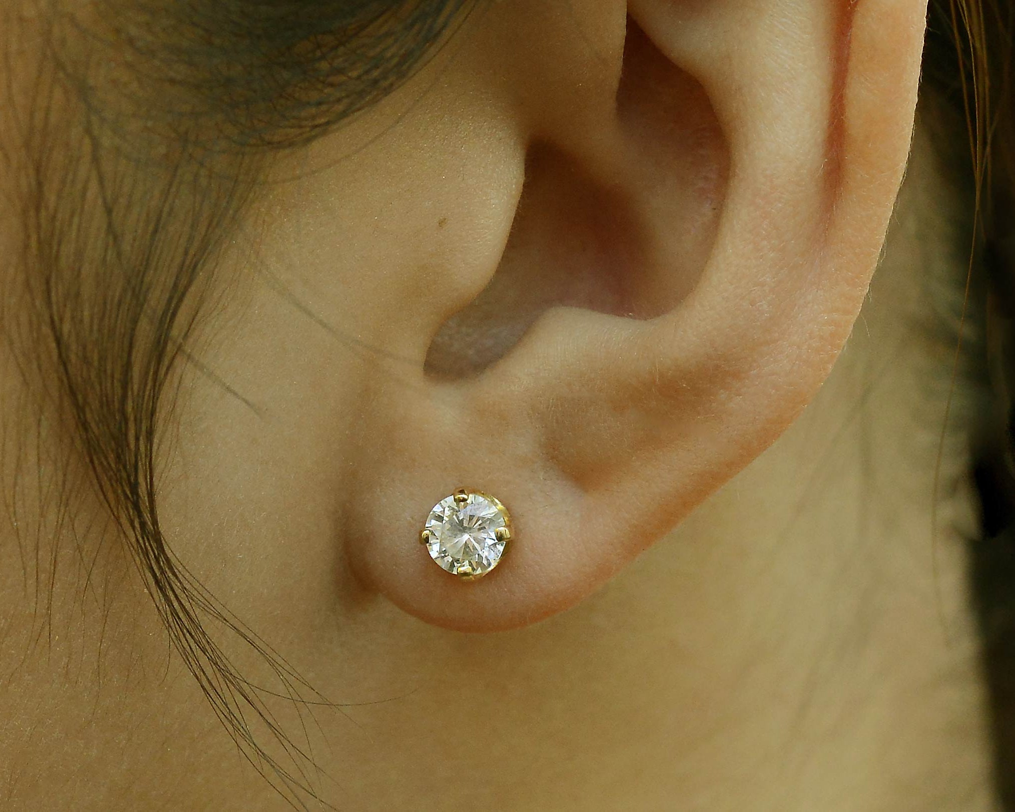 Vintage Yellow Gold 1 Carat Round Diamond Stud Earrings
