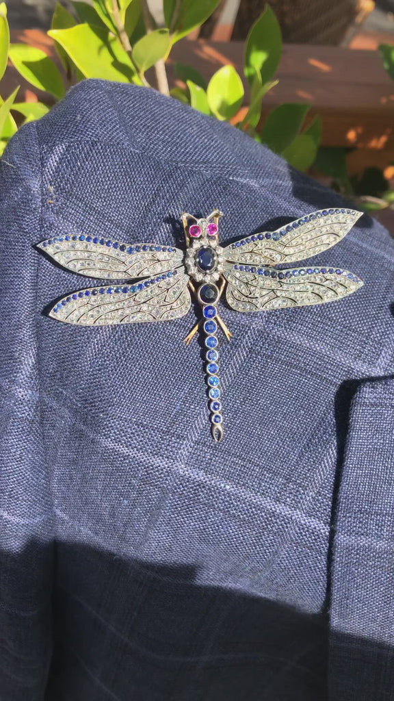 The French term "en tremblant" means "to tremble", the wings of this brooch is hinged for movement.