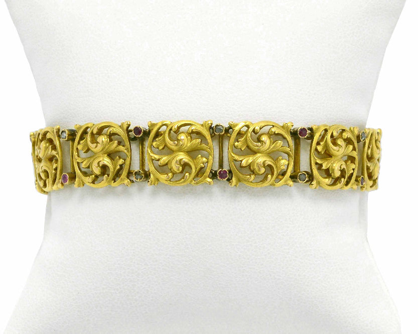 This Art Nouveau gold link bracelet displays an exquisite floral scroll motif.