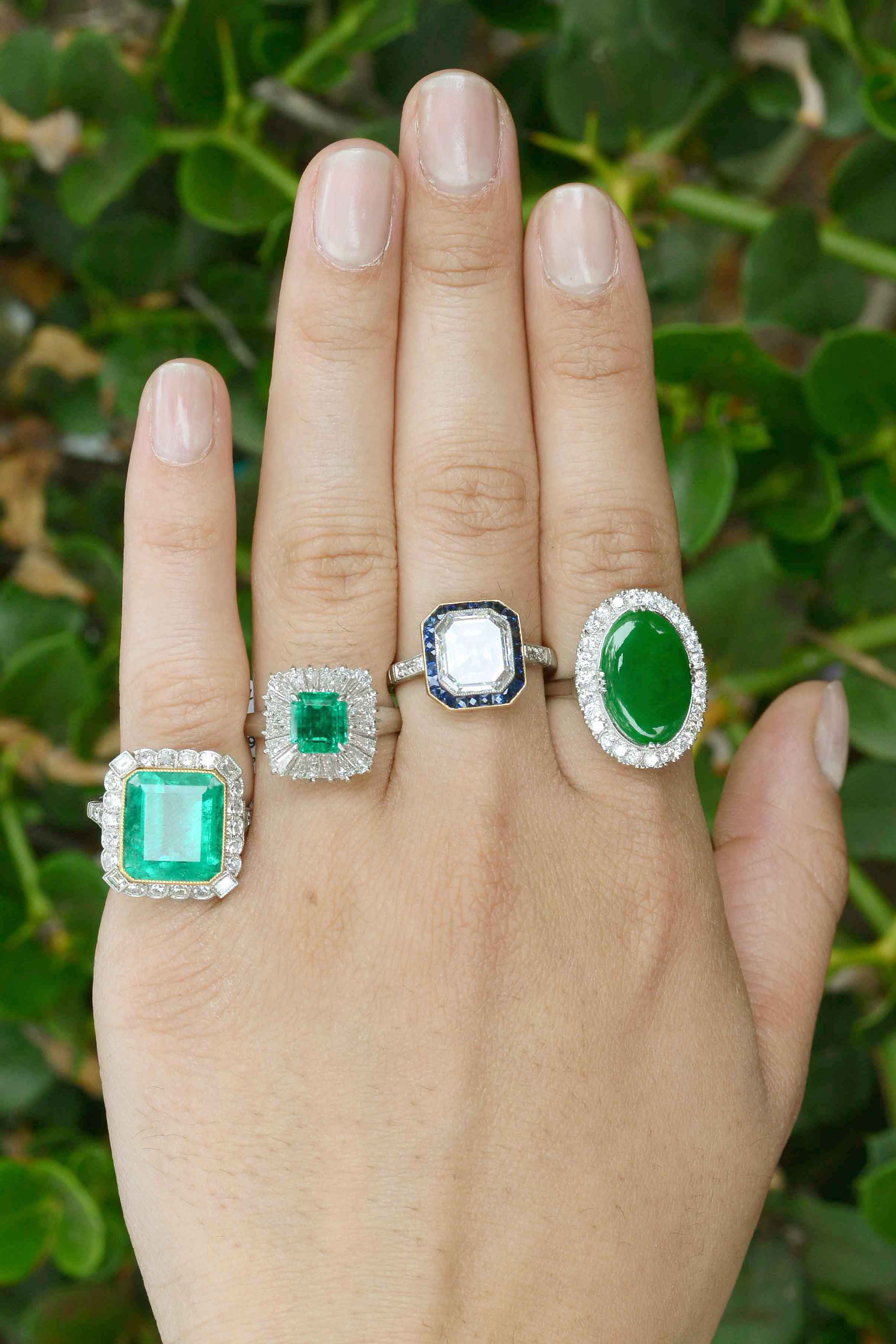 Buskruit bestellen zoals dat Mid Century Natural Emerald Diamond Square Halo Cocktail Ring