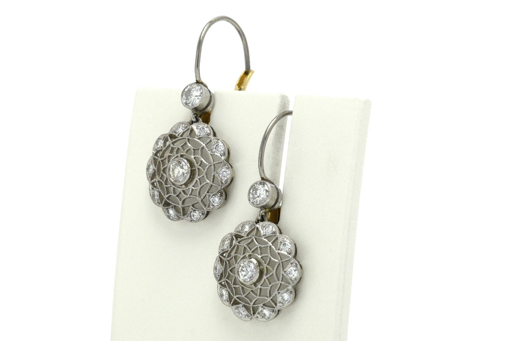 These diamond platinum filigree earrings look like a snowflake.