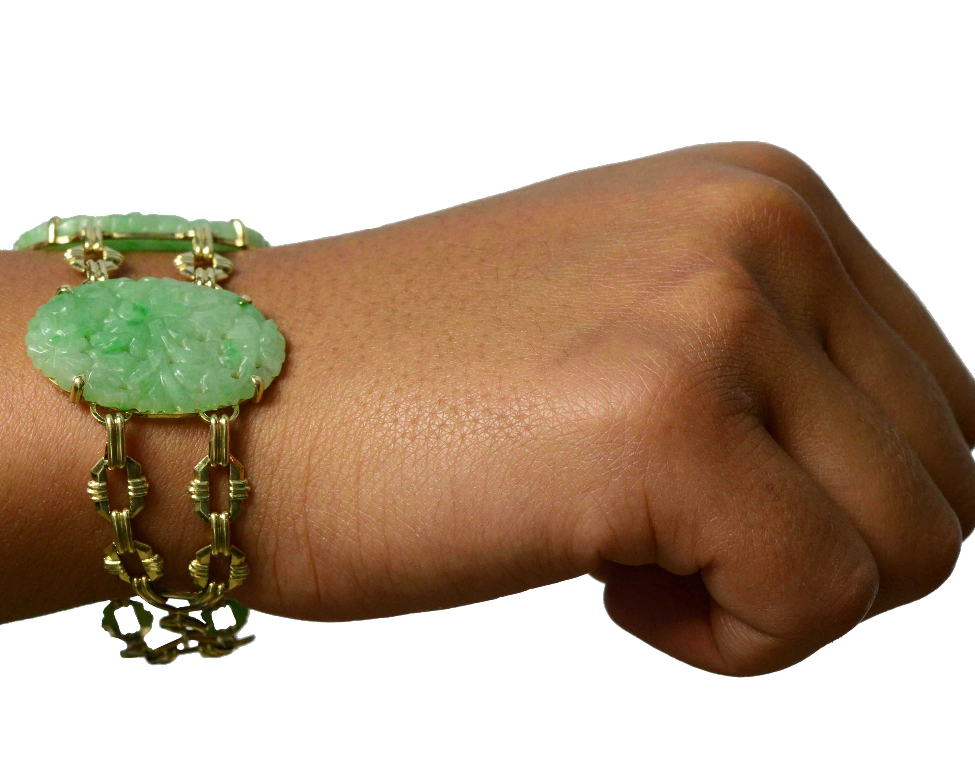 A collectible, 3 oval carved jade links bracelet.