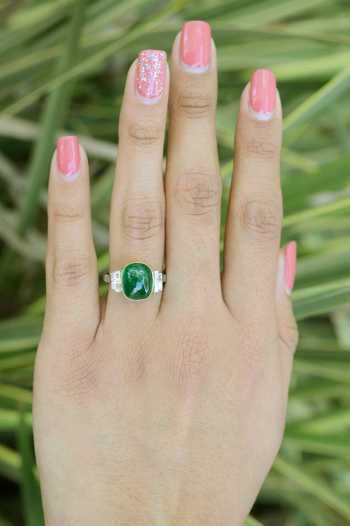 Eight diamonds accent to the side of the large 4 carat emerald statement ring.