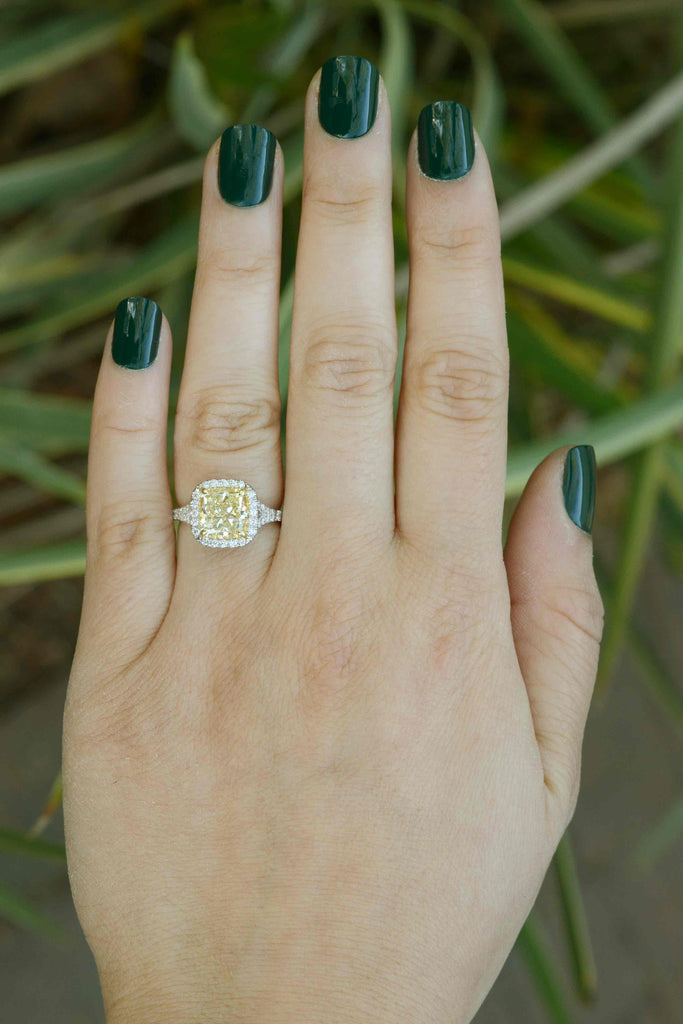 The 3.14 carat yellow diamond displays w - x color with vs2 clarity in this modern engagement ring.